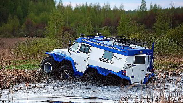Pamatyk: įspūdingas limuzinas, pritaikytas Rusijos pelkėms