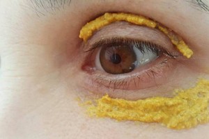 Tepė naminį mišinį aplink akis. Po 10 minučių nustebo