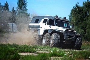 Nepravažiuojamiems keliams rusai sukonstravo tikrą pelkių limuziną