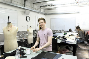 Lietuvio Tomo Černiausko rankose – „Burberry“ kostiumų kokybė
