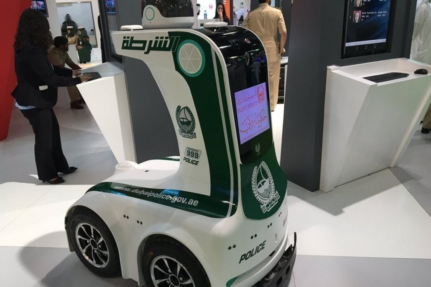 2017 metais Dubajuje pradės dirbti robotai policininkai.<br>„Twitter“ nuotr.