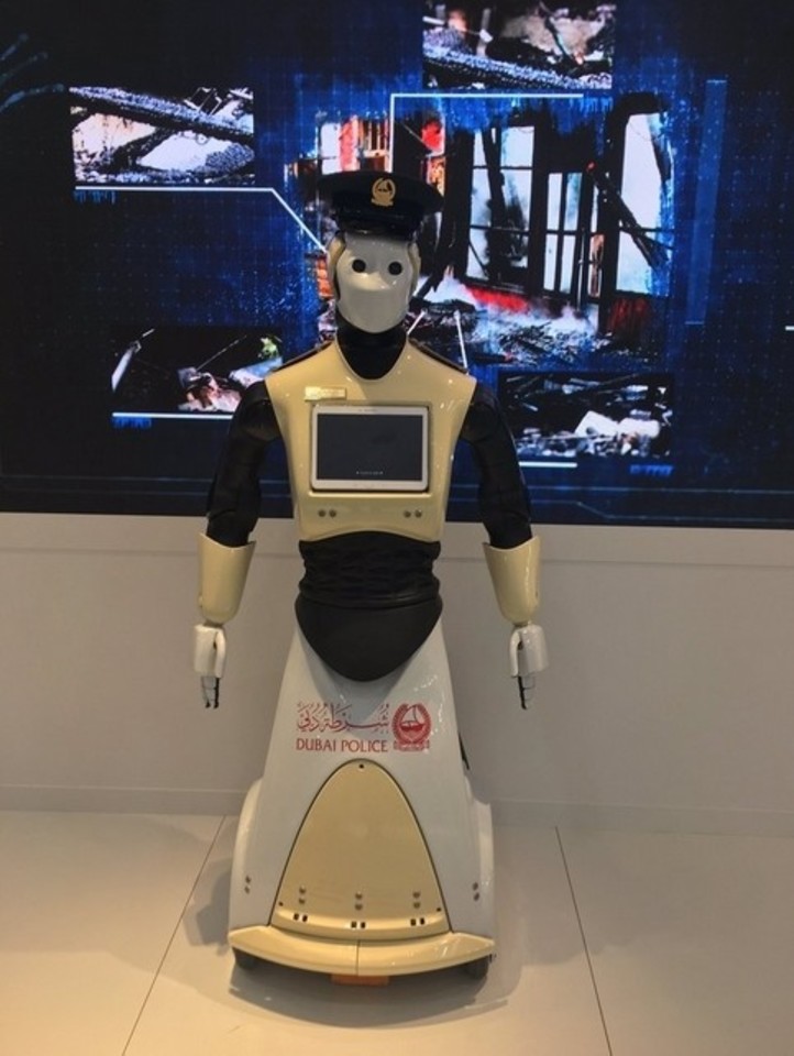 2017 metais Dubajuje pradės dirbti robotai policininkai.<br>„Twitter“ nuotr.