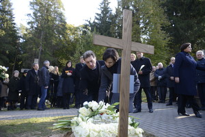 J. Požela atgulė amžino poilsio: jautrūs žodžiai pravirkdė minią