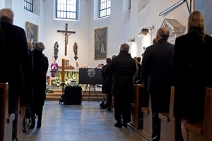 Šimtai gedinčių lenkų atsisveikina su lenkų kino grandu Andrzejumi Wajda