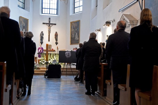 Šimtai gedinčių lenkų atsisveikina su lenkų kino grandu Andrzejumi Wajda