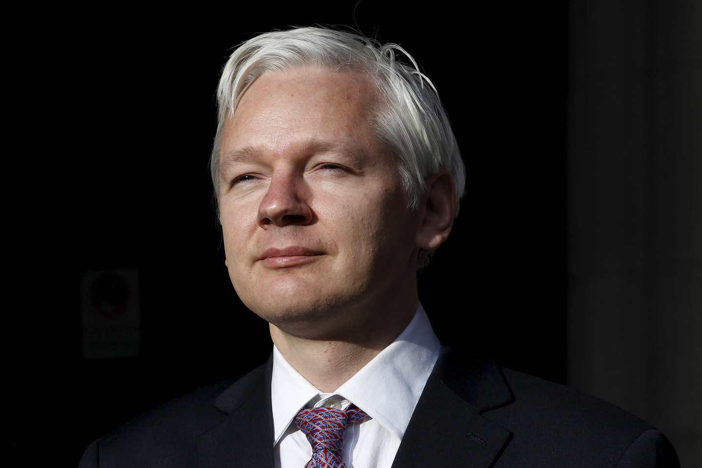 Ekvadoras antradienį pripažino išjungęs interneto ryšį vyriausybių paslaptis viešinančio tinklalapio „WikiLeaks“ įkūrėjui Julianui Assange'ui.