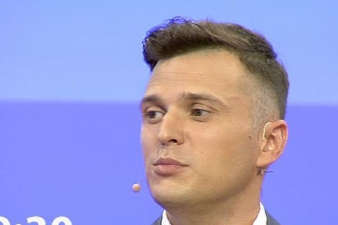 Kad neemigruotų, operos solistas ir grupės „El Fuego“ narys ilgus metus giedojo laidotuvėse.