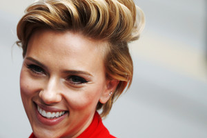 Scarlett Johansson Paryžiuje atidaro kukurūzų spragėsių parduotuvę