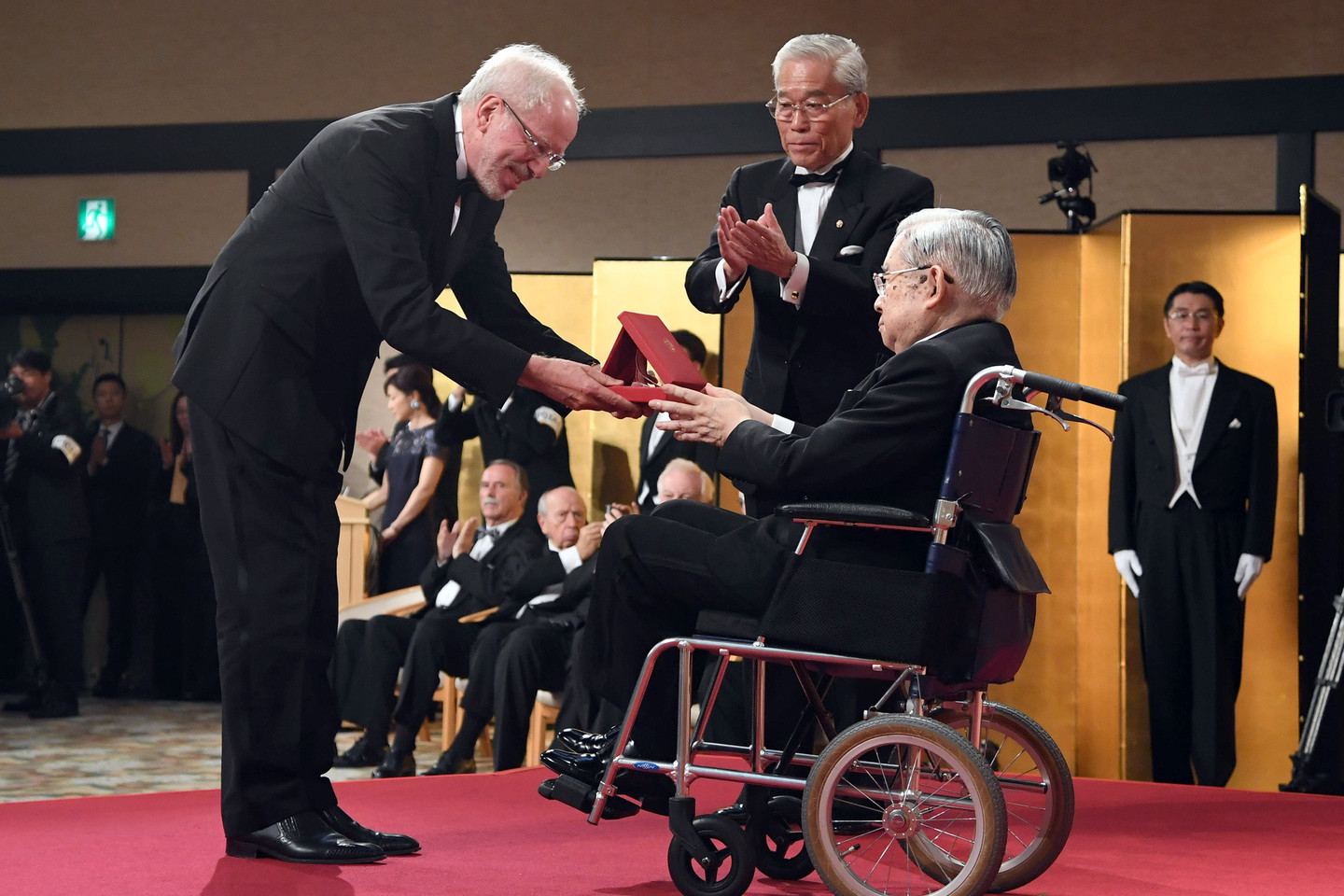 Maestro G.Kremeriui (kairėje) teikiamas „Praemium Imperiale“ apdovanojimas.<br>The Japan Art Association nuotr.