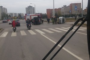Kaune – kuriozinė avarija: siekiant išvengti avarijos, mašina apvirto ant šono