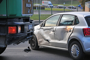 Vilniuje sunkvežimis taranavo „VW Polo“: nukentėjo moteris ir užsikimšo gatvės