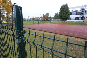 Mokykla įrengė sporto aikštelę, o tuomet paprašė leidimo