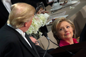 Labdaros renginyje D. Trumpas ir H. Clinton keitėsi pašaipiomis replikomis
