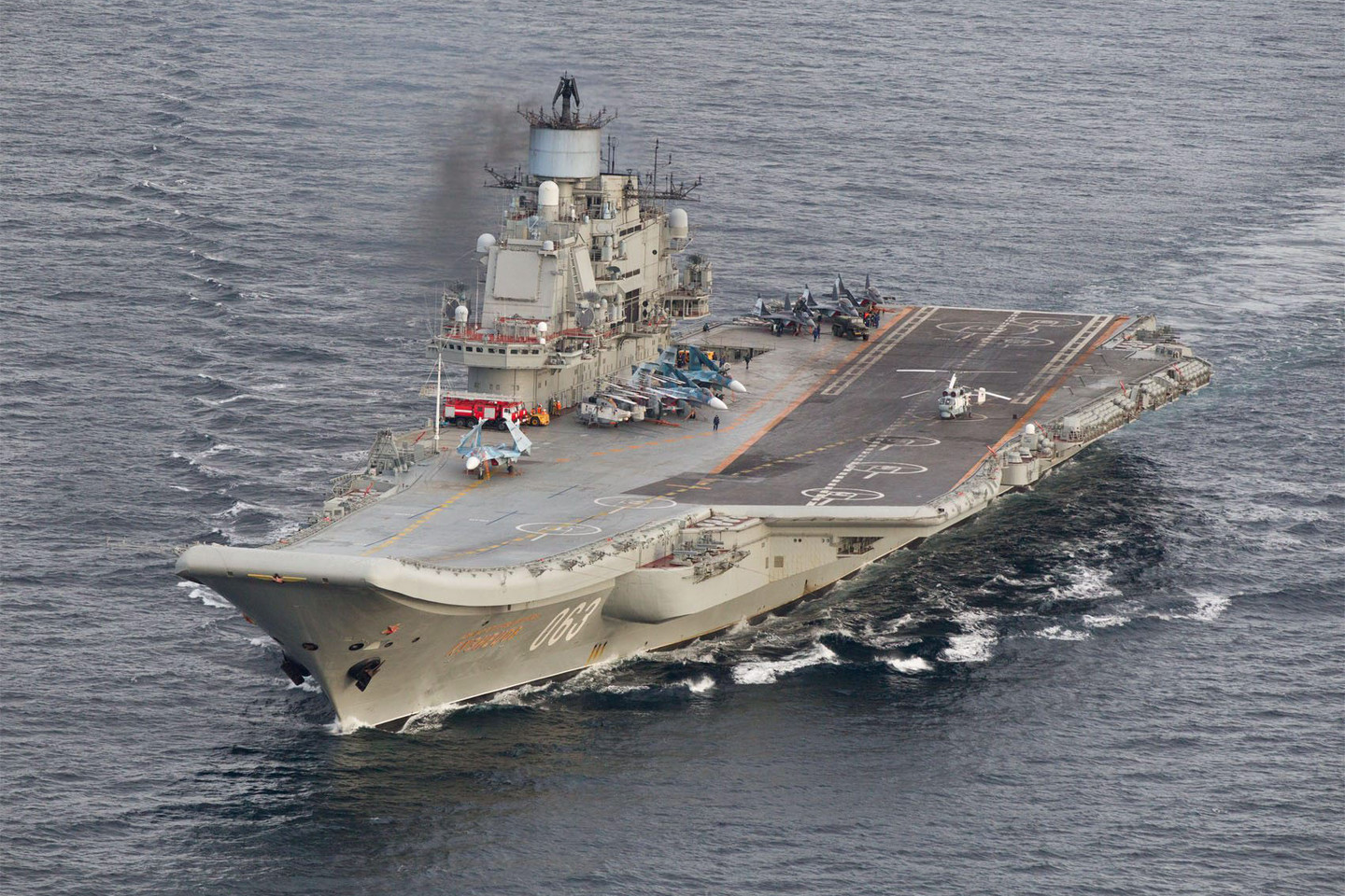 Rusijos lėktuvnešis „Admirolas Kuznecovas“ praplaukė Lamanšo sąsiauriu.<br>„Reuters“/ „Scanpix“ nuotr.