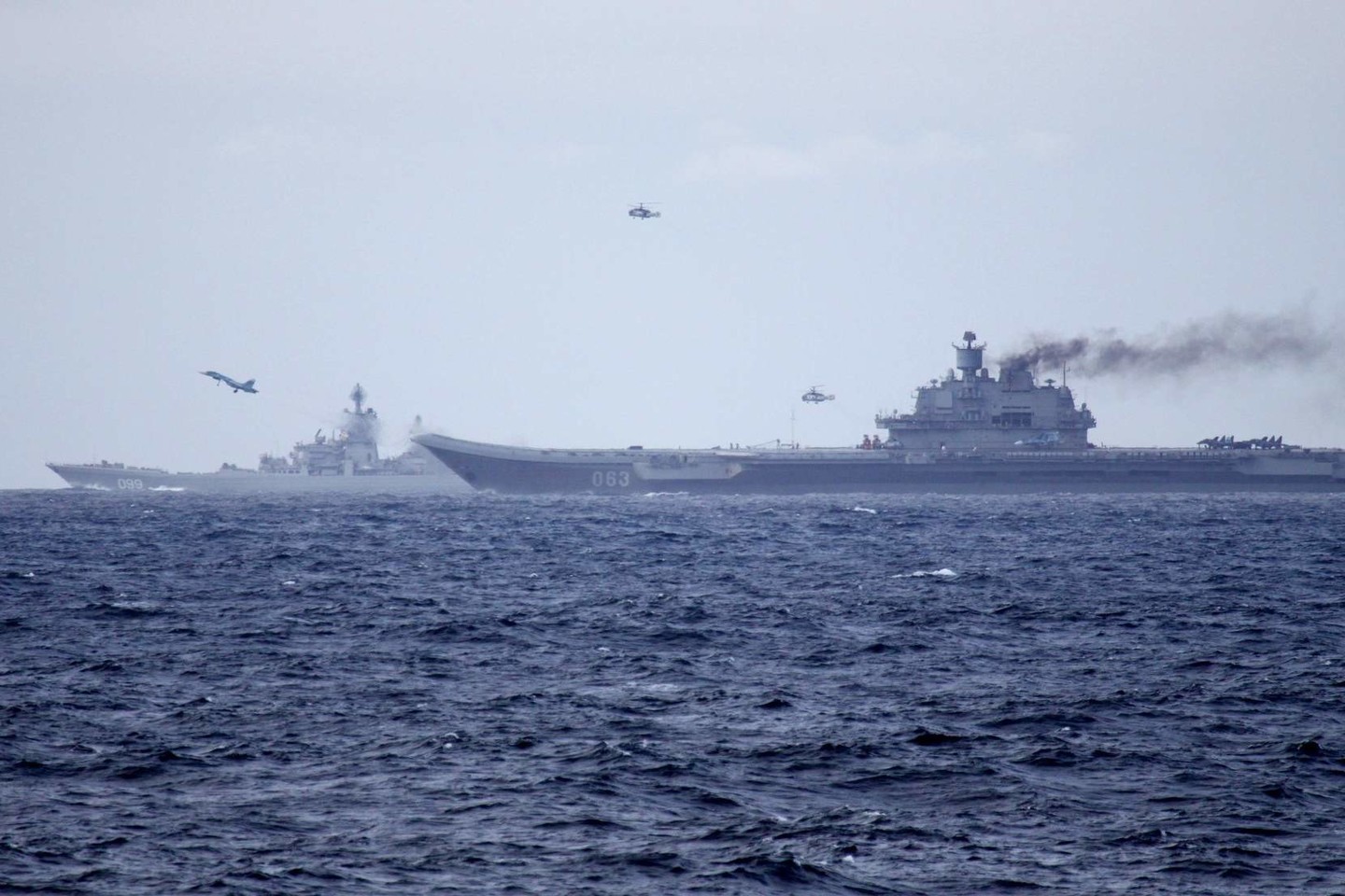 Rusijos lėktuvnešis „Admirolas Kuznecovas“ praplaukė Lamanšo sąsiauriu.<br>„Reuters“/ „Scanpix“ nuotr.