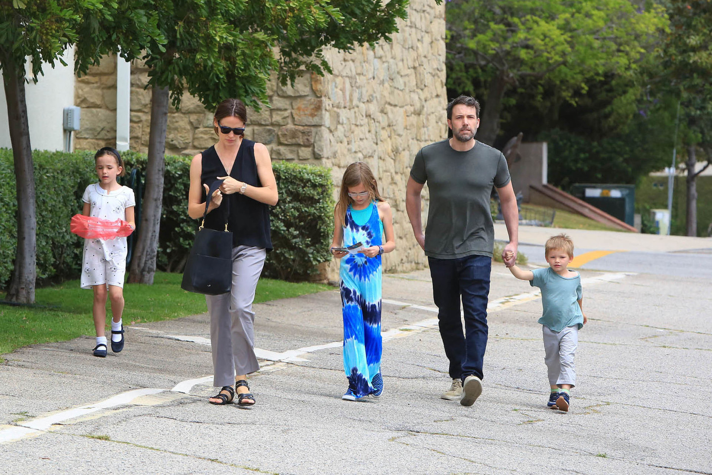 Benas Affleckas su Jennifer Garner toliau kartu rūpinasi vaikais.<br>ViDA Press nuotr.