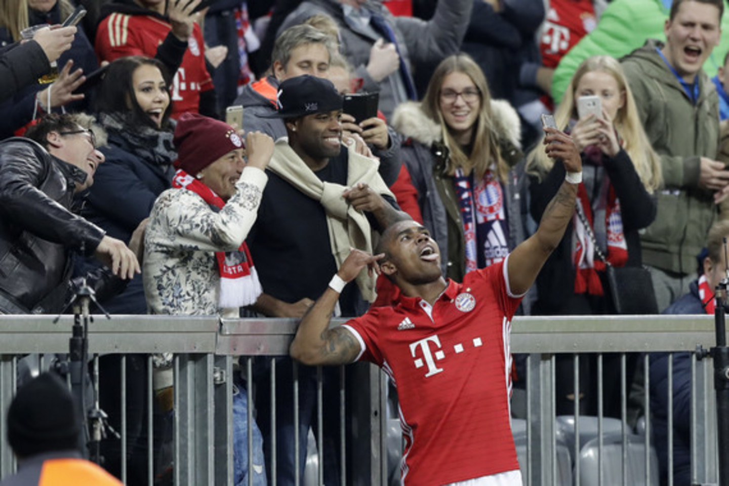 „Bayern“ iškovojo pergalę 2:0.