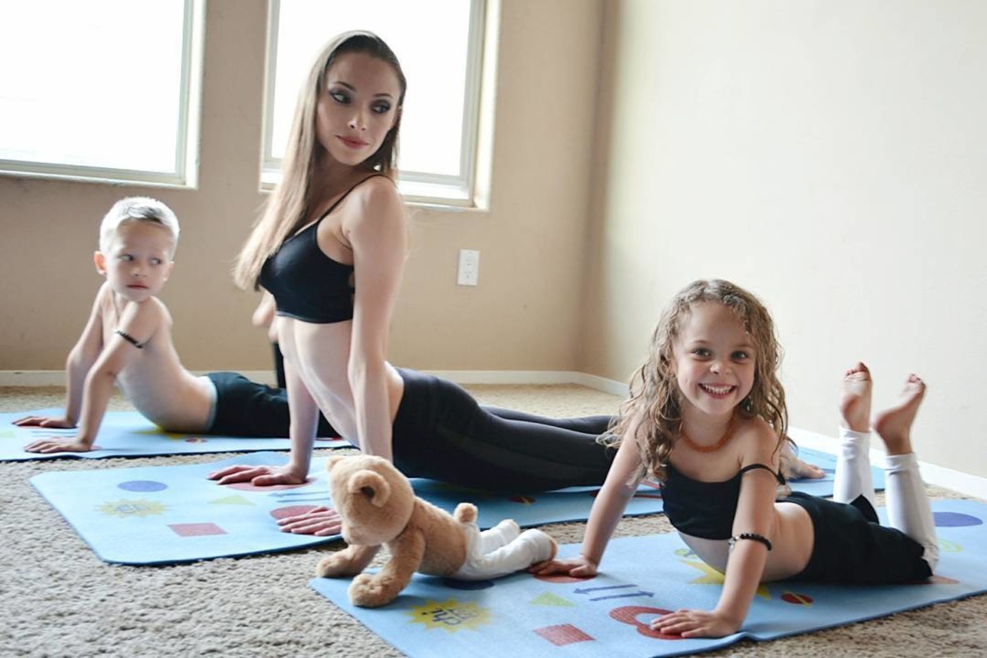 Vieniša mama Summer Perez su sūnumi Jaydenu ir dukra Cataleya kasdien praktikuoja jogą.<br>„Instagram“ nuotr.