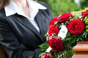 Šermenyse pašiurpino svečio poelgis – pasigailėjo, kad neuždarė karsto