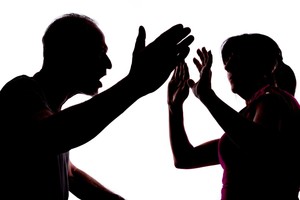 Už sienos kaimynai smurtauja: ką galite padaryti jūs?