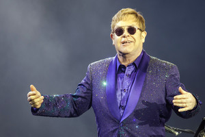 Išgirskite: Eltonas Johnas pristato dainą su neįprasta istorija