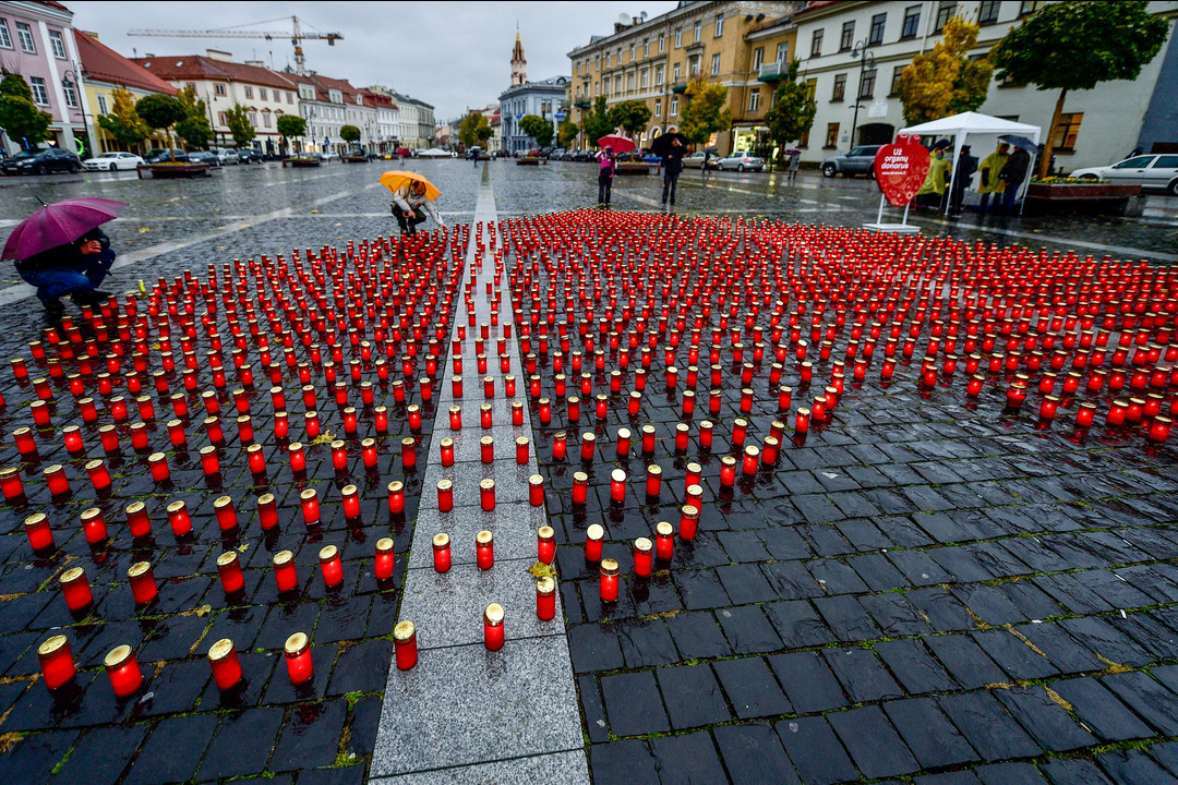 Žvakės donorams Rotušės aikštėje Vilniuje.<br>V.Ščiavinsko nuotr.