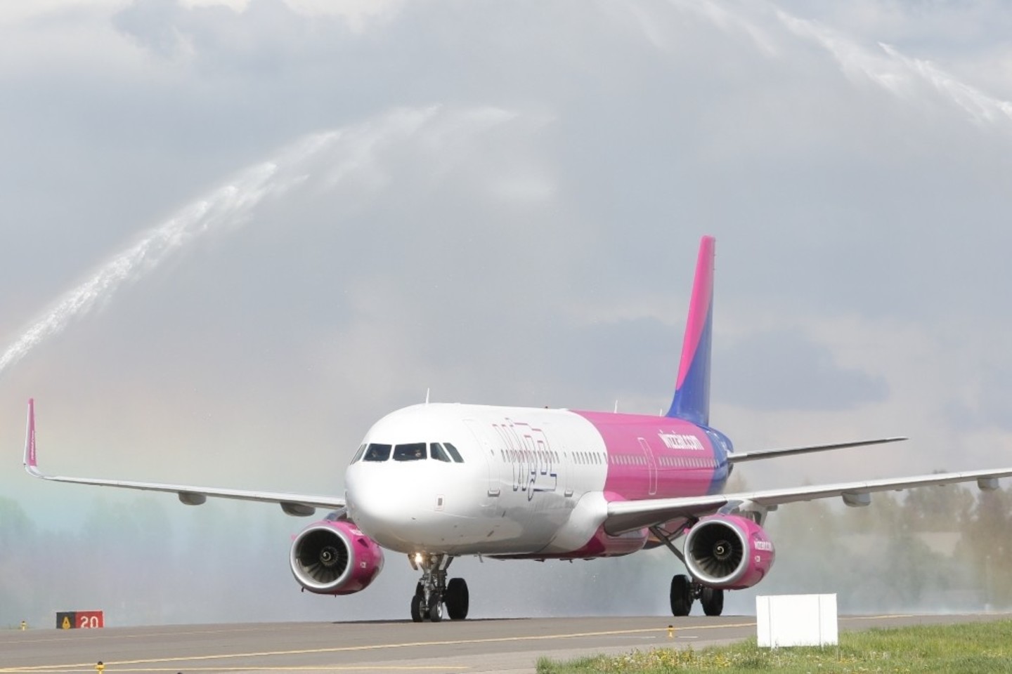 „Wizz Air“ šiuo metu siūlo 33 maršrutus į 15 šalių iš Vilniaus, Kauno ir Palangos oro uostų.<br>Bendrovės nuotr.