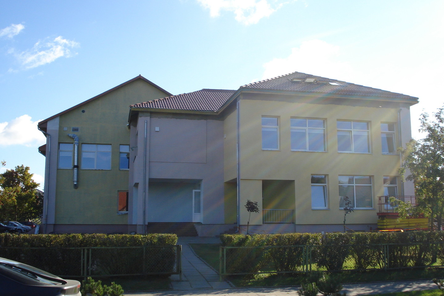 UAB „Eternit Baltic“ padovanojo mokyklai naują modernų stogą.<br>„Eternit Baltic“ nuotr.