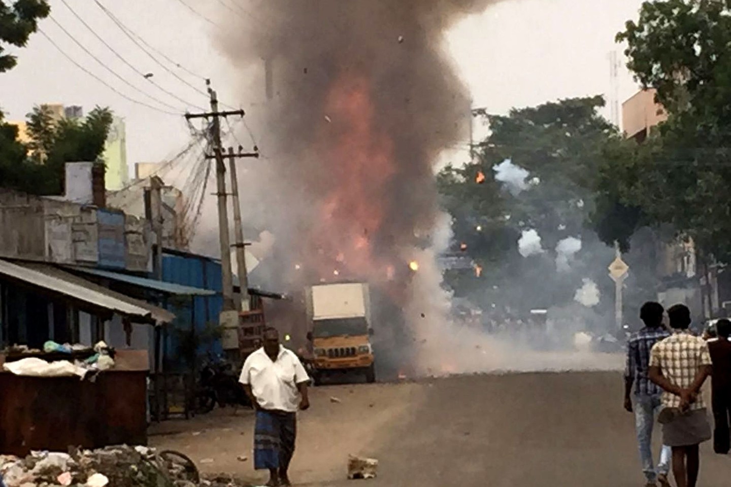 Indijoje nugriaudėjo sprogimas nelegalioje fejerverkų gamykloje.<br>AFP/“Scanpix“ asociatyvioji nuotr.