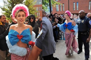 Miley Cyrus dėl mylimos politikės pasipuošė keisčiau nei visada