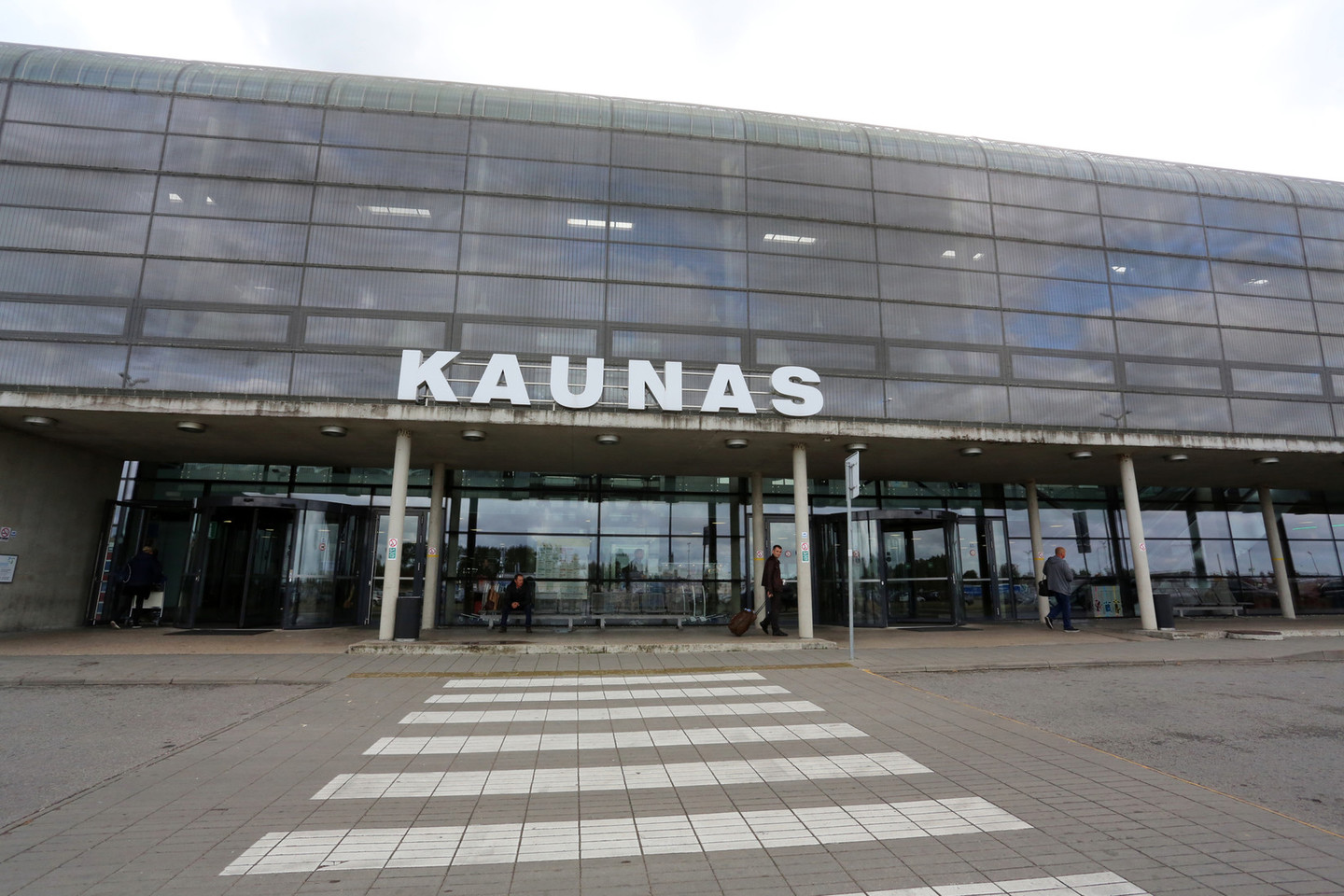 Savo automobiliu į Kauno oro uostą atvykstantiems keleiviams bus įrengta papildoma 700 vietų automobilių ilgalaikio stovėjimo aikštelė.<br>M.Patašiaus nuotr.
