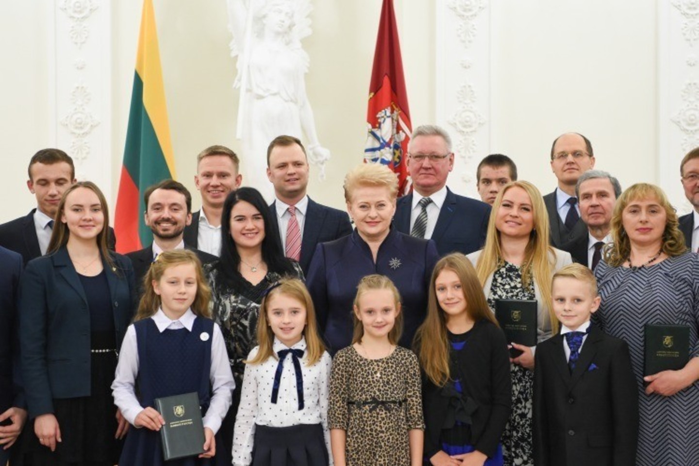 Prezidentūroje pasveikinti Konstitucijos egzamino nugalėtojai.
