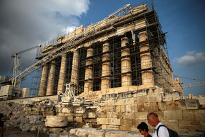 Į Graikiją grįžta turistai, tačiau pajamos iš turizmo mažėja