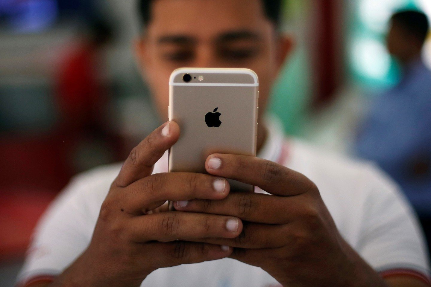 Telefonų „iPhone“ pardavimai mažėja jau kelis ketvirčius iš eilės.<br>Reuters/Scanpix nuotr.