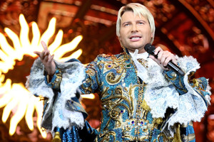 N. Baskovas surengė šou Vilniuje: blizgesys, gėlės ir juokelis apie politiką