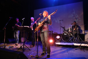 Išgirskite: „4Fun“ lyderė J. Ritčik pristato rudenišką dainą „Lapai krenta“