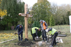 Artimųjų išsižadėtų kalinių kapinyne nuteistieji pastatė kryžių