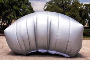 Neturintiems garažo sugalvojo pagalvę primenančią apsaugą