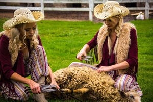 N. Bunkė ir A. Adamovič nesiliauja stebinti: pačios kerpa avis ir ruošia vilną drabužiams