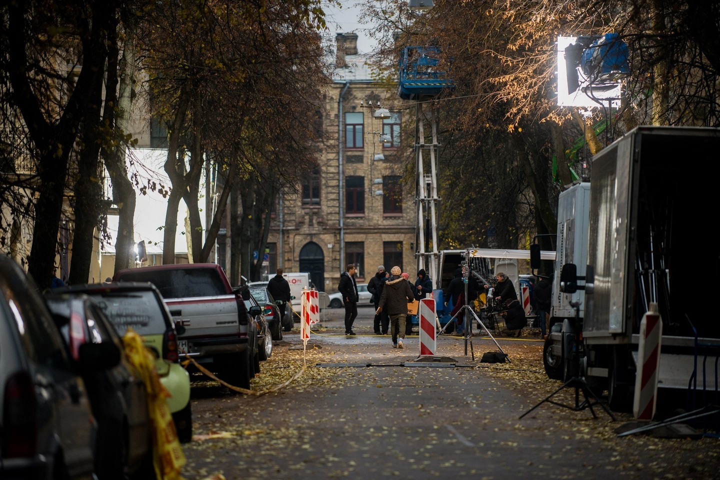Dėl degalinių tinklo reklamos filmavimo penktadienį visai dienai buvo uždaryta sostinės Kaštonų gatvė.<br>Justino Stacevičiaus nuotr.