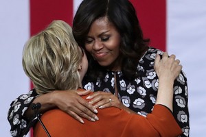 JAV pirmoji dama ištiesė pagalbos ranką H. Clinton