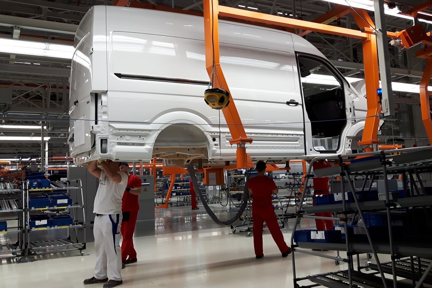 Vžešnios miesto apylinkėse iškilusi nauja „Volkswagen“ gamykla leis šiame regione sukurti maždaug 14 tūkst. naujų darbo vietų.<br>Sauliaus Rinkevičiaus nuotr.