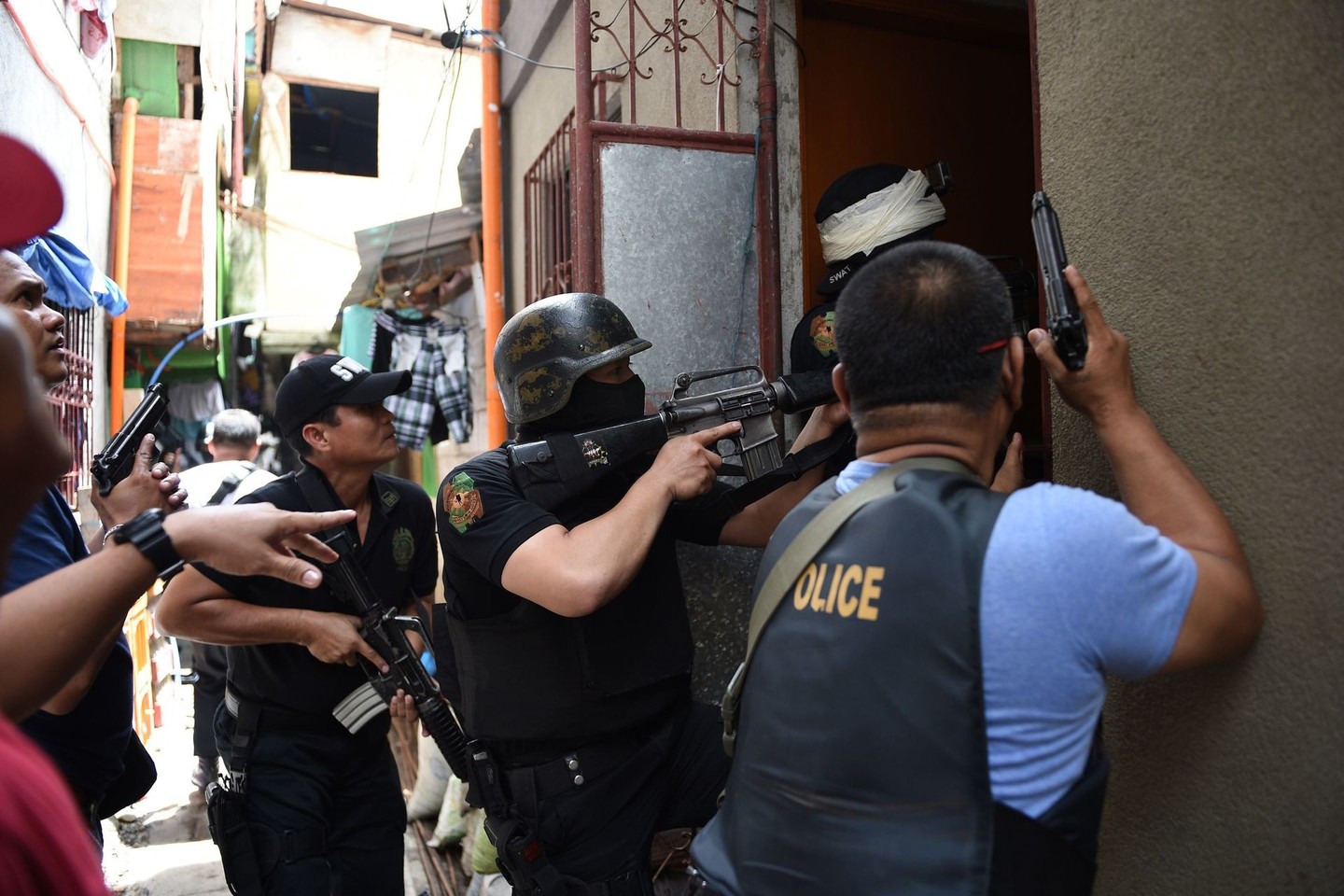 Filipinuose policija ir linčininkai medžioja įtariamus narkotikų prekeivius ir narkomanus.