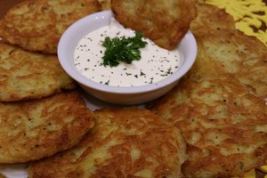 Bulvių blynai su sūriu: traški plutelė ir maloniai nustebinęs skonis