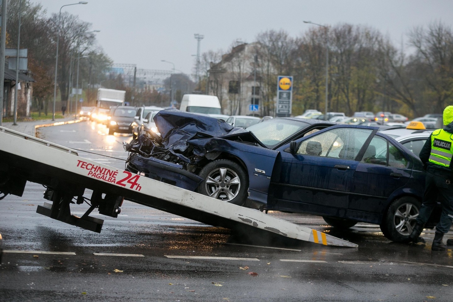 BMW ir sunkvežimio susidūrimas Vilniuje užkimšo sankryžą.