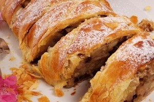 Kriaušių štrudelis iš sluoksniuotos tešlos: skanėstas, kuriuo didžiuojasi austrai