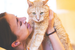 Sergantį katiną priglaudusi mergina: „Norėjau tai papasakoti“