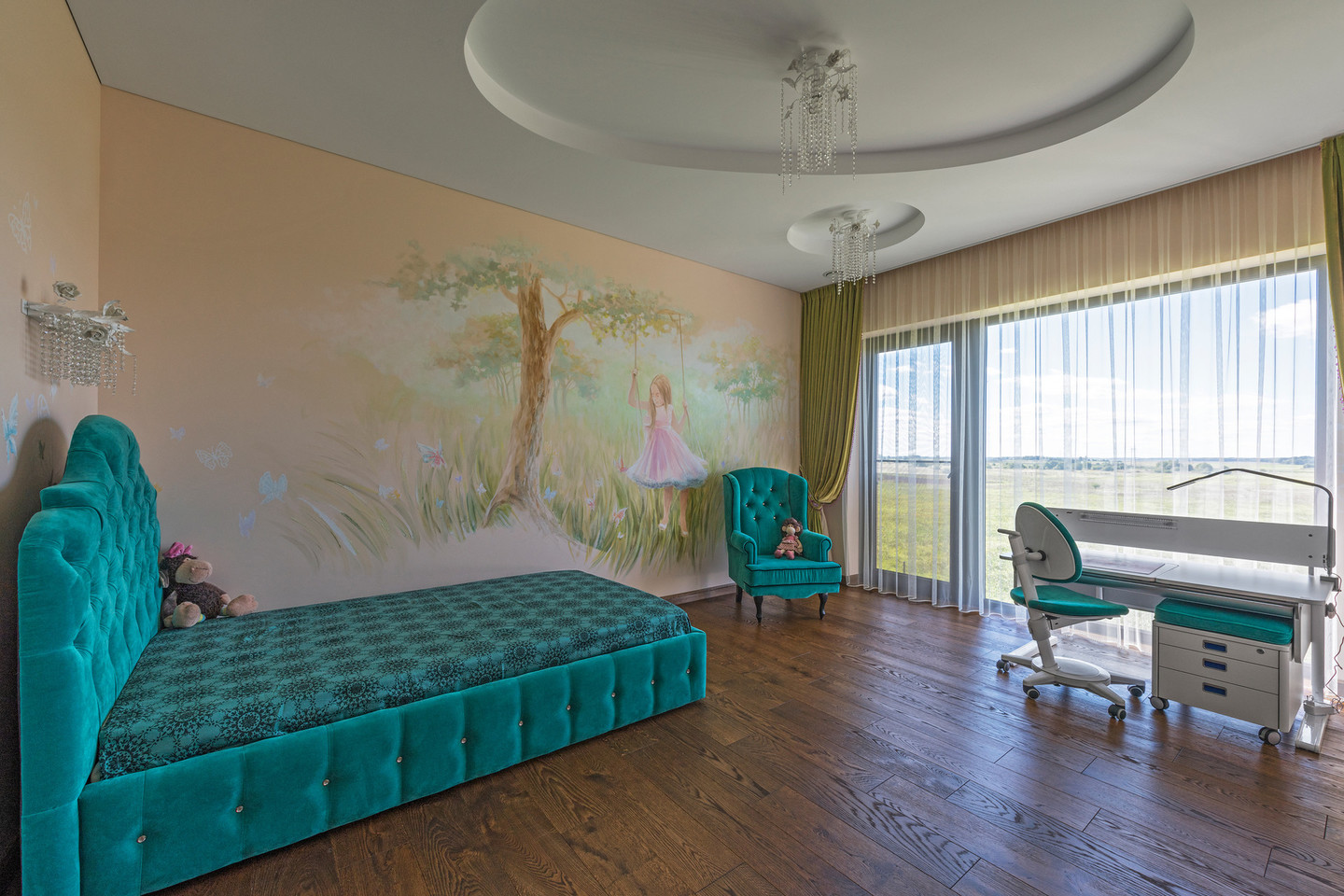 Šešiametės Miglės kambarį puošia dailininko piešinys ant sienų.<br>L.Garbačausko nuotr.