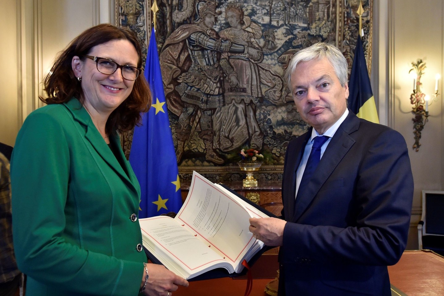 Istorinę Europos Sąjungos (ES) ir Kanados laivosios prekybos sutartį pasirašė Belgijos užsienio reikalų ministras D.Reyndersas ir ir ES prekybos komisarė C.Malmstrom.