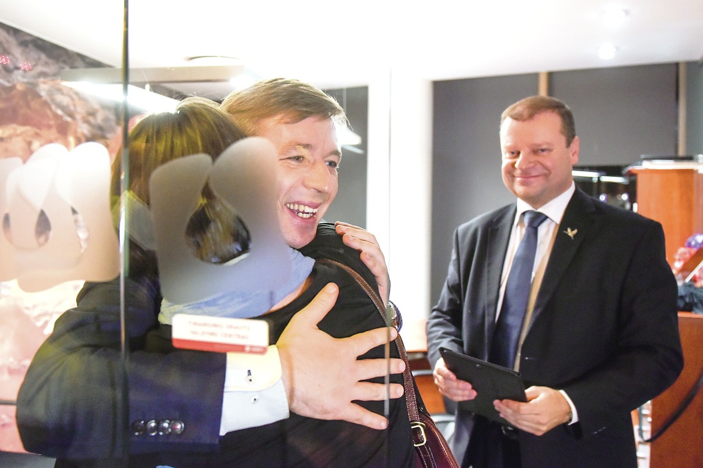 R.Karbauskiui (kairėje) ir S.Skverneliui buvo kuo džiaugtis – jų vedama Valstiečių ir žaliųjų sąjunga per rinkimus sutriuškino politinius varžovus.<br>D.Umbraso nuotr.